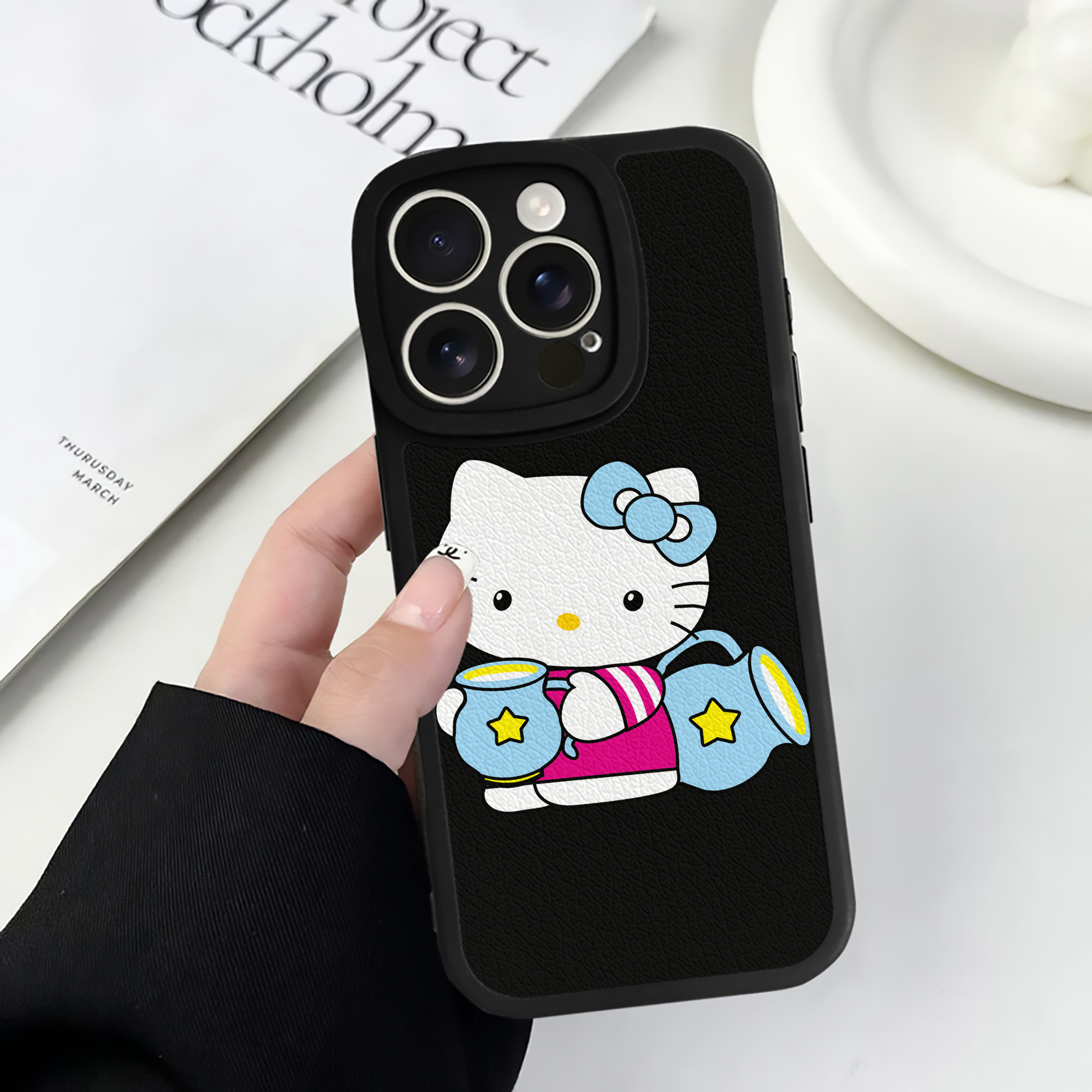 （画像用） Hello Kitty ハローキティ 【iPhone 16シリーズ対応】シリコンスマホケース（レザー調） 材質：シリコン